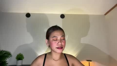 via_olala online show from November 2025 06:08:02 PM