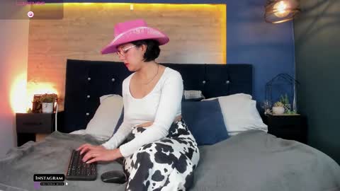 Victoria online show from October 2025 09:04:01 PM