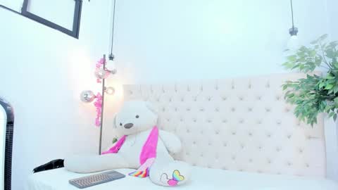 Victoria online show from November 2025 08:07:01 PM