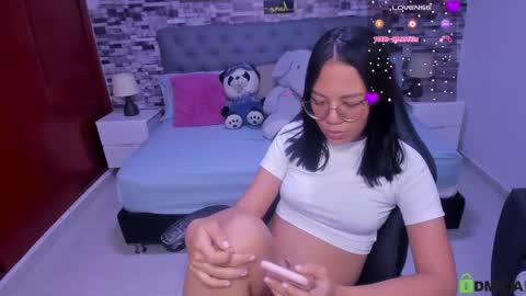 Snapshot of viiolet__moon chatting on April 2026 06:25:01 PM Violet online show from April 2026 06:25:01 PM