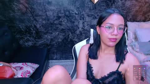 Snapshot of viiolet__moon chatting on May 2026 09:45:01 PM Violet online show from May 2026 09:45:01 PM