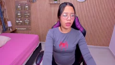 Snapshot of viiolet__moon chatting on June 2026 09:03:01 PM Violet online show from June 2026 09:03:01 PM