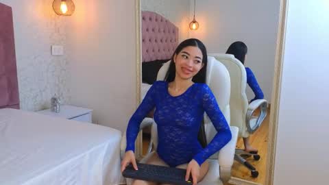 Violet  online show from December 2025 08:05:01 PM