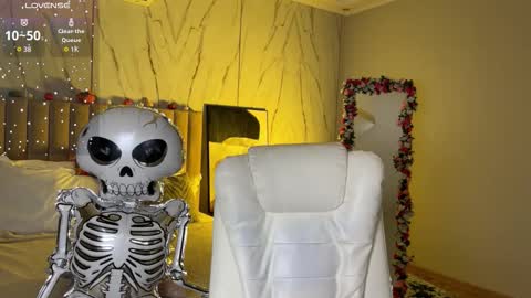 Vikky online show from October 2025 12:47:02 AM