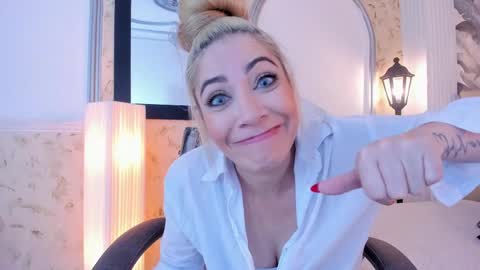 Snapshot of viktoria_davis_ chatting on January 2025 06:23:01 PM Viktoria online show from January 2025 06:23:01 PM