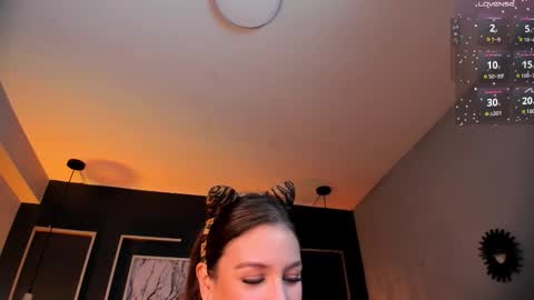 Snapshot of vikypetiteee chatting on October 2025 09:48:02 PM Victoria online show from October 2025 09:48:02 PM
