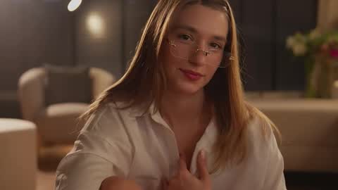 Snapshot of villanelle_l chatting on November 2025 12:16:01 PM Lana online show from November 2025 12:16:01 PM