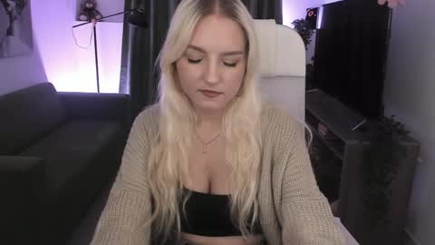 Snapshot of violamore chatting on April 2026 06:05:02 PM violamore online show from April 2026 06:05:02 PM