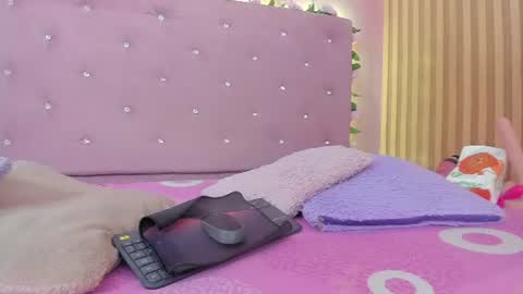 Snapshot of violet__taylor_ chatting on July 2026 02:19:02 AM violet__taylor_ online show from July 2026 02:19:02 AM
