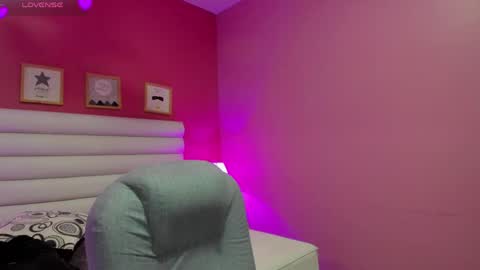 Snapshot of violet_sinclair chatting on April 2026 11:19:02 AM violet_sinclair online show from April 2026 11:19:02 AM