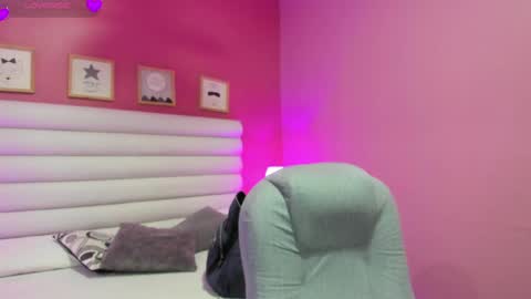 Snapshot of violet_sinclair chatting on May 2026 11:28:01 AM violet_sinclair online show from May 2026 11:28:01 AM