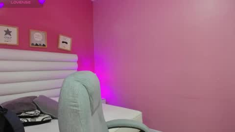Snapshot of violet_sinclair chatting on May 2026 11:25:01 AM violet_sinclair online show from May 2026 11:25:01 AM