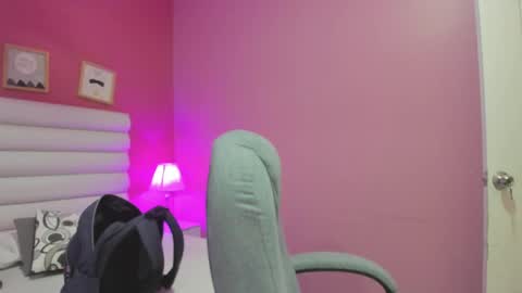 Snapshot of violet_sinclair chatting on May 2026 11:18:02 AM violet_sinclair online show from May 2026 11:18:02 AM