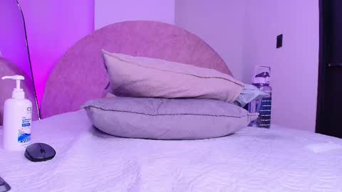 Snapshot of violeta_london chatting on December 2025 12:01:02 PM violeta london online show from December 2025 12:01:02 PM