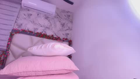 Snapshot of violeta_london chatting on February 2026 03:03:02 AM violeta london online show from February 2026 03:03:02 AM