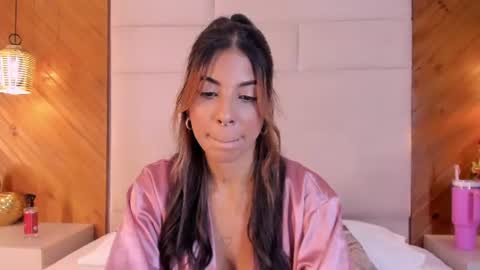 Snapshot of violetahills_ chatting on June 2026 03:45:01 PM Violeta online show from June 2026 03:45:01 PM