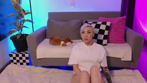 Snapshot of violettgrey_ chatting on May 2026 01:57:16 AM Violet online show from May 2026 01:57:16 AM