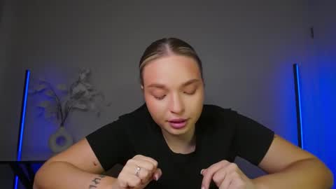 Violla online show from November 2025 12:48:01 PM