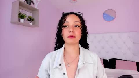 Vivi online show from November 2025 03:49:02 AM