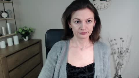 Vivian online show from January 2025 06:42:01 AM