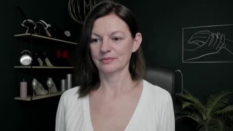 Vivian online show from November 2025 06:57:02 AM