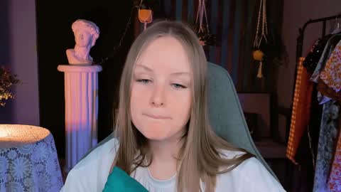 Vivien online show from December 2024 04:20:01 PM