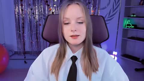 Vivien online show from March 2025 06:16:01 PM