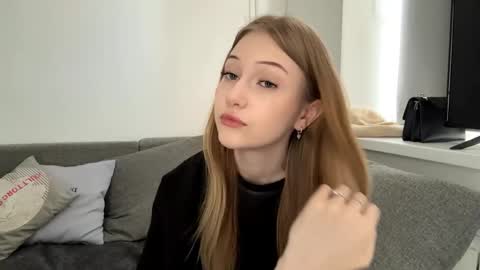 Snapshot of viviennewanko chatting on April 2026 01:39:02 PM Kristy online show from April 2026 01:39:02 PM