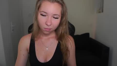Snapshot of vivienvance18 chatting on June 2026 01:24:02 PM VivienVance online show from June 2026 01:24:02 PM