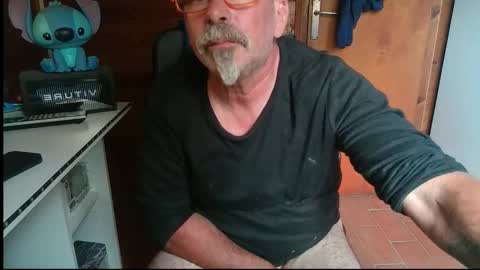 Snapshot of vuda77 chatting on November 2025 01:24:03 PM oscar online show from November 2025 01:24:03 PM