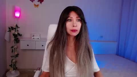 Wendi Foster online show from November 2025 06:35:01 PM