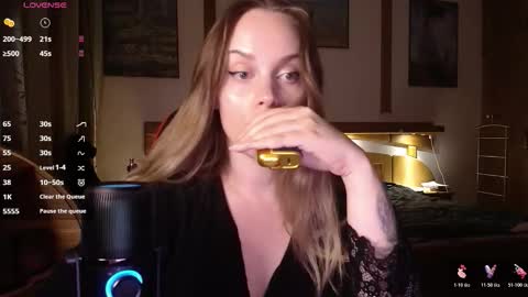 Lana online show from November 2025 08:53:02 PM