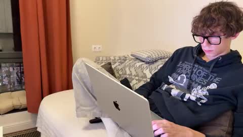 Mia  Please help me to reach 100 thumps up online show from November 2025 03:04:01 PM