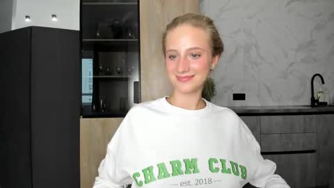 Snapshot of whi_te0 chatting on October 2025 08:40:02 AM Alexa online show from October 2025 08:40:02 AM