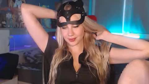 Whitekittykitten online show from October 2025 12:50:01 PM