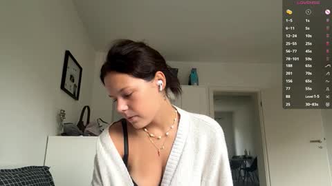 Mia online show from October 2025 07:07:02 AM