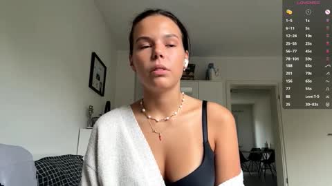 Mia online show from October 2025 07:09:02 AM