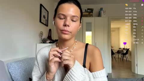 Mia online show from November 2025 07:53:01 AM