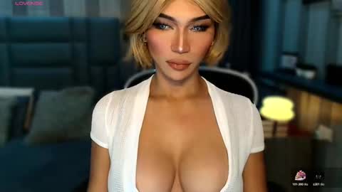 Snapshot of womanofyourdesire_ts chatting on February 2026 01:59:02 AM Julia online show from February 2026 01:59:02 AM