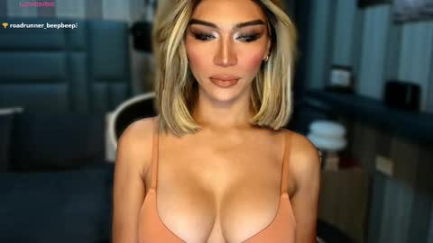 Snapshot of womanofyourdesire_ts chatting on February 2026 02:17:02 AM Julia online show from February 2026 02:17:02 AM