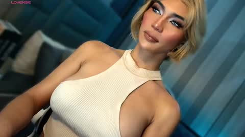 Snapshot of womanofyourdesire_ts chatting on February 2026 02:48:02 AM Julia online show from February 2026 02:48:02 AM