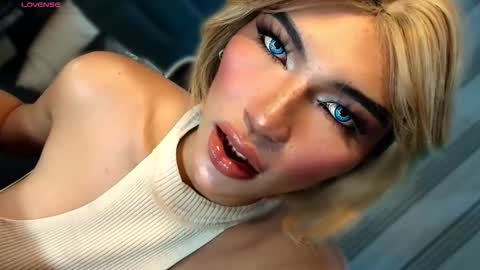 Snapshot of womanofyourdesire_ts chatting on February 2026 03:54:01 AM Julia online show from February 2026 03:54:01 AM