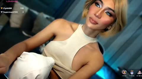 Snapshot of womanofyourdesire_ts chatting on February 2026 04:35:01 AM Julia online show from February 2026 04:35:01 AM