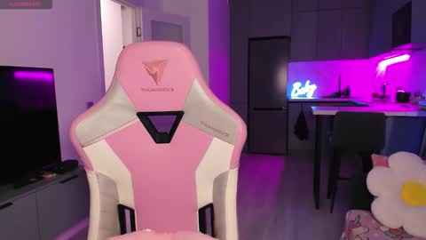 Emi online show from October 2025 04:08:01 PM