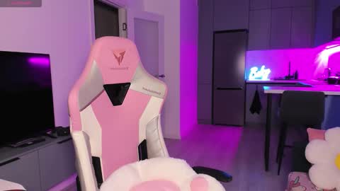 Emi online show from November 2025 05:13:01 PM