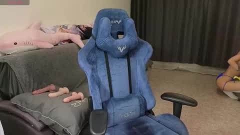 Neo and Abby online show from December 2025 06:15:01 PM