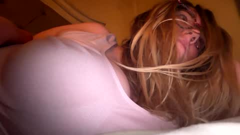 Snapshot of x_dreamgirl_x chatting on May 2026 05:35:02 AM Mariah online show from May 2026 05:35:02 AM