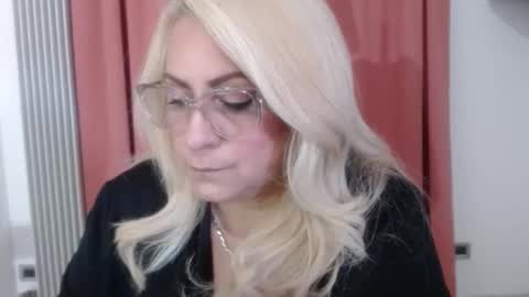 Snapshot of xelenaxx chatting on February 2026 09:43:01 AM Elena online show from February 2026 09:43:01 AM