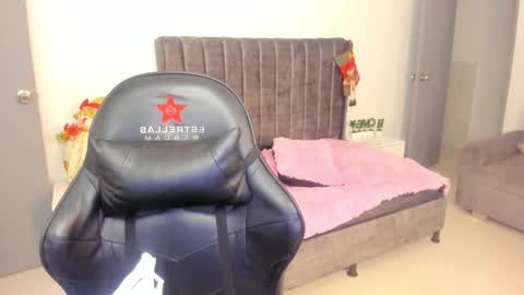 xiomara_cortes online show from December 2025 12:01:01 PM