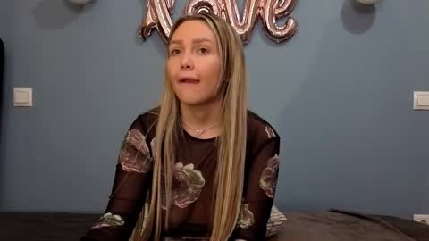 Snapshot of xsexycouples chatting on February 2025 03:48:01 AM AnnaMaee online show from February 2025 03:48:01 AM